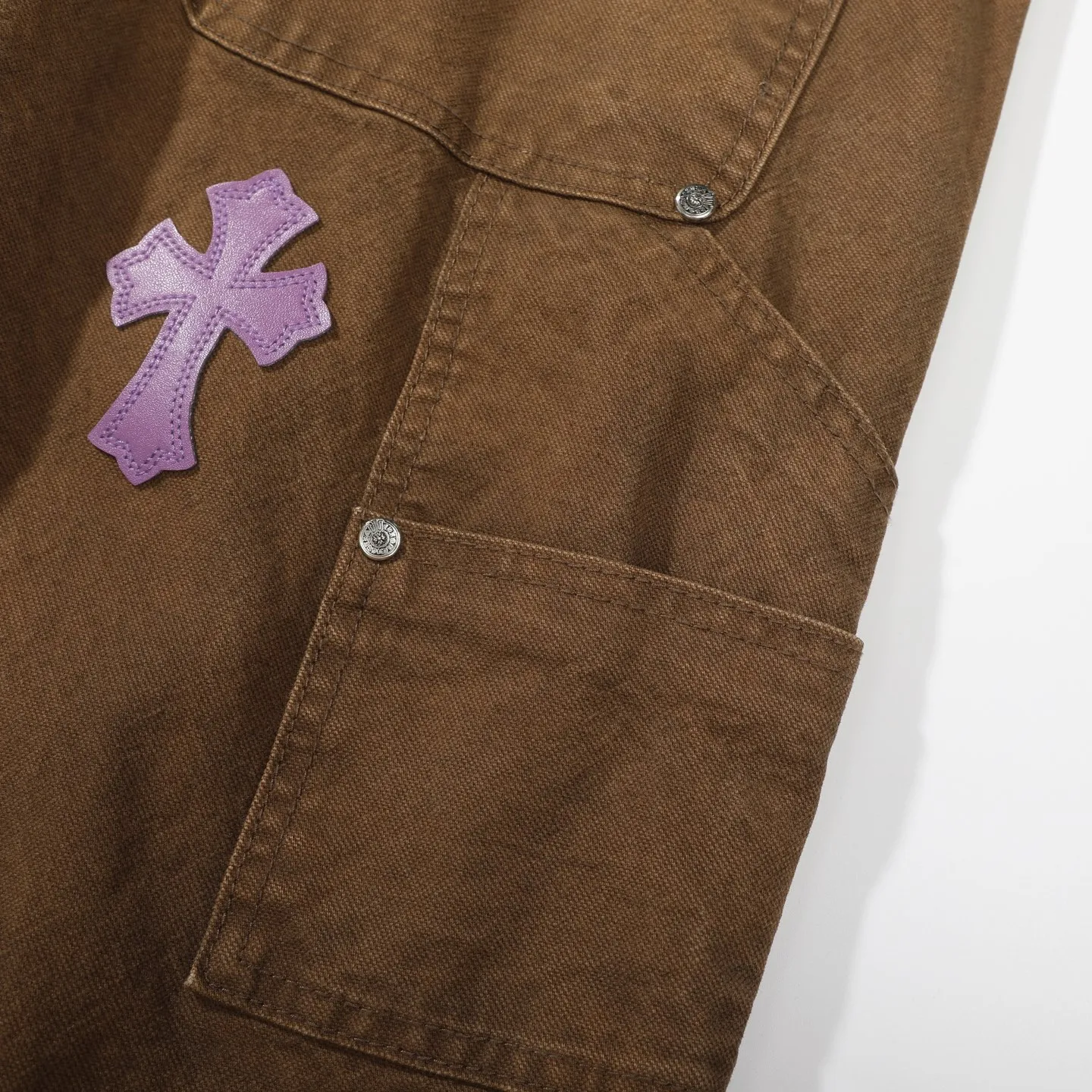 P300 Chrome Hearts Chrome Hearts Brown Logging Purple Multi-Leather Jeans Multi-leather Label Work Jeans CH Jeans All need to be washed and then disassembled and hand-stitched with sheepskin cross leather and then spliced together to complete. The whole process is too complicated to describe. About Chrome Hearts This is an extremely luxurious fashion brand that can also be called the aristocrat of the high street. It has always been an exclusive brand for some hipsters or the rich second generation. Compared with ordinary high streets, it is more luxurious and noble. Compared with luxury brands, it has a more fashionable personality. It has always been a brand that I have a special liking for. Color: Brown Size: 28 30 32 34 36